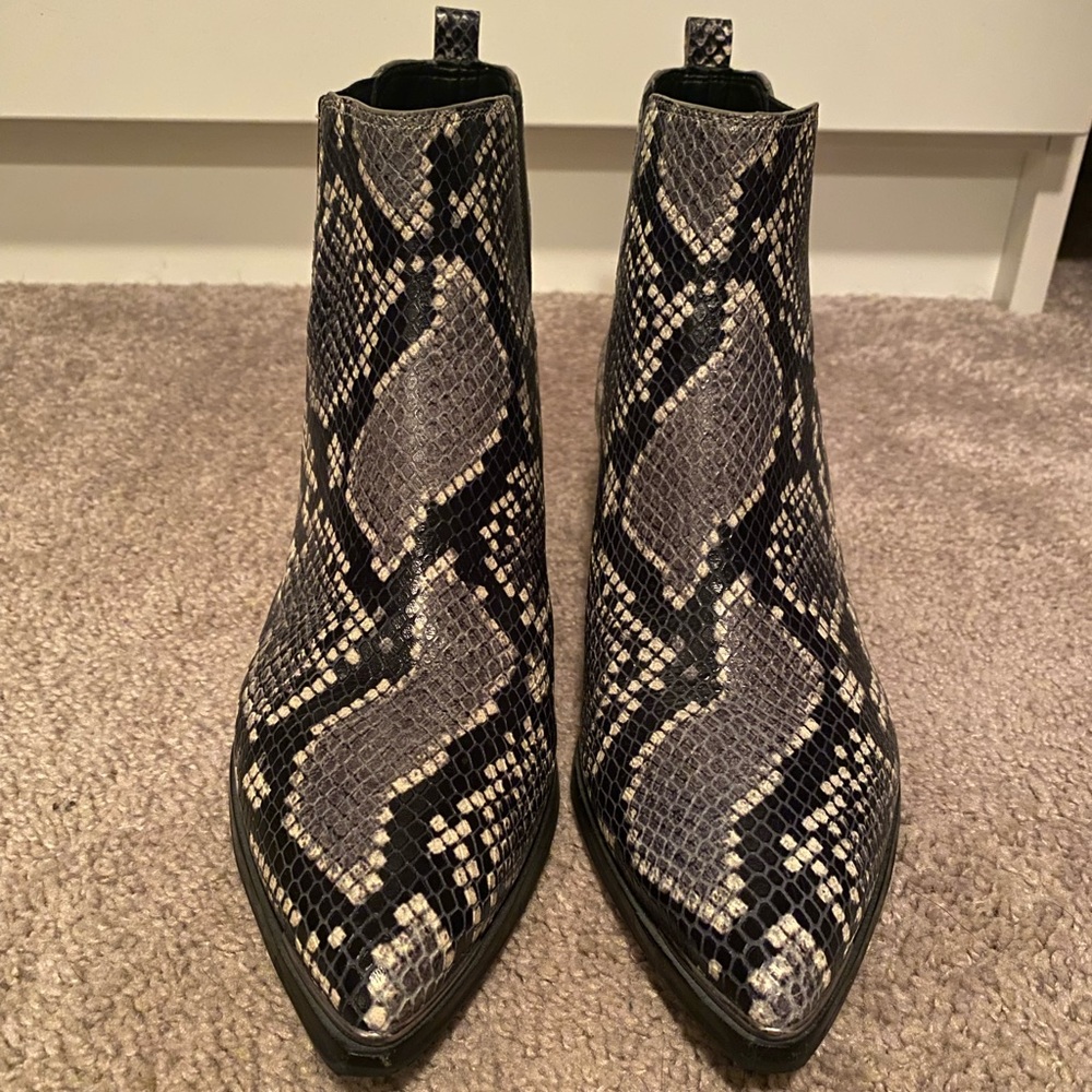 Marc Fisher LTD
'Yale' Chelsea Boot
Size 9 | Black White Snake Print